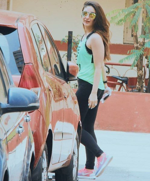 kareena kapoor khan, kareena kapoor khan viral photos, kareena kapoor viral, kareena kapoor latest photos, kareena kapoor cool look, kareena kapoor khan casual look, kareena kapoor khan photos, kareena kapoor khan gallery