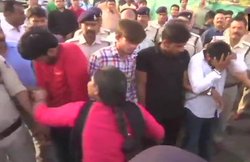 छात्रा से गैंगरेप करने वाले आरोपियों का पुलिस ने निकाला जुलूस, पूरे रास्ते महिलाएं जूते-चप्पल से करती रही पिटाई