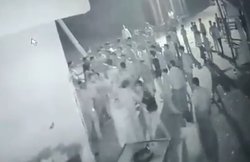 वीडियो: बाइक पर स्टंट का विरोध करने पर पति-पत्नी को पीटा