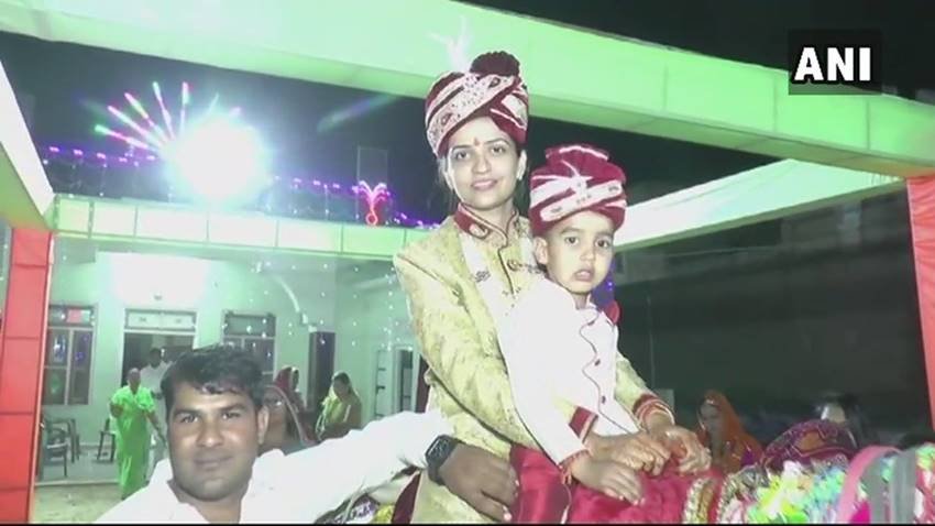 Gargi Ahlawat, Daughter of Jhunjhunu MP, Santosh Ahlawat, Nawalgarh, bride riding a horse, pre-wedding ritual of 'Bandori', Bride Horse ride, rajasthan, bride on horse