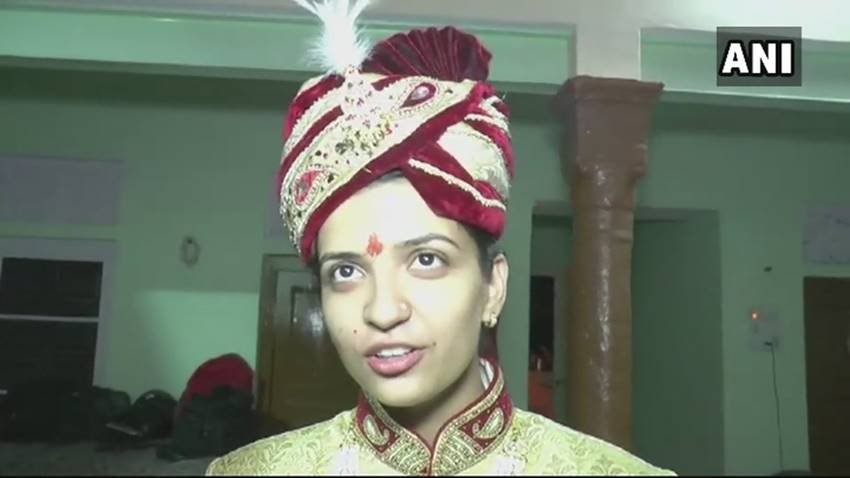 Gargi Ahlawat, Daughter of Jhunjhunu MP, Santosh Ahlawat, Nawalgarh, bride riding a horse, pre-wedding ritual of 'Bandori', Bride Horse ride, rajasthan, bride on horse