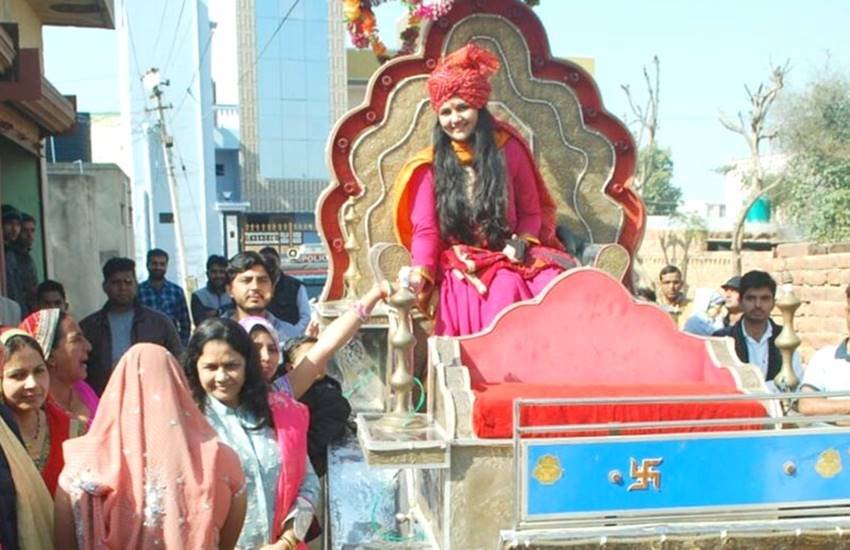 Gargi Ahlawat, Daughter of Jhunjhunu MP, Santosh Ahlawat, Nawalgarh, bride riding a horse, pre-wedding ritual of 'Bandori', Bride Horse ride, rajasthan, bride on horse