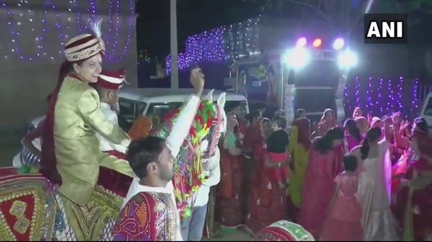 Gargi Ahlawat, Daughter of Jhunjhunu MP, Santosh Ahlawat, Nawalgarh, bride riding a horse, pre-wedding ritual of 'Bandori', Bride Horse ride, rajasthan, bride on horse