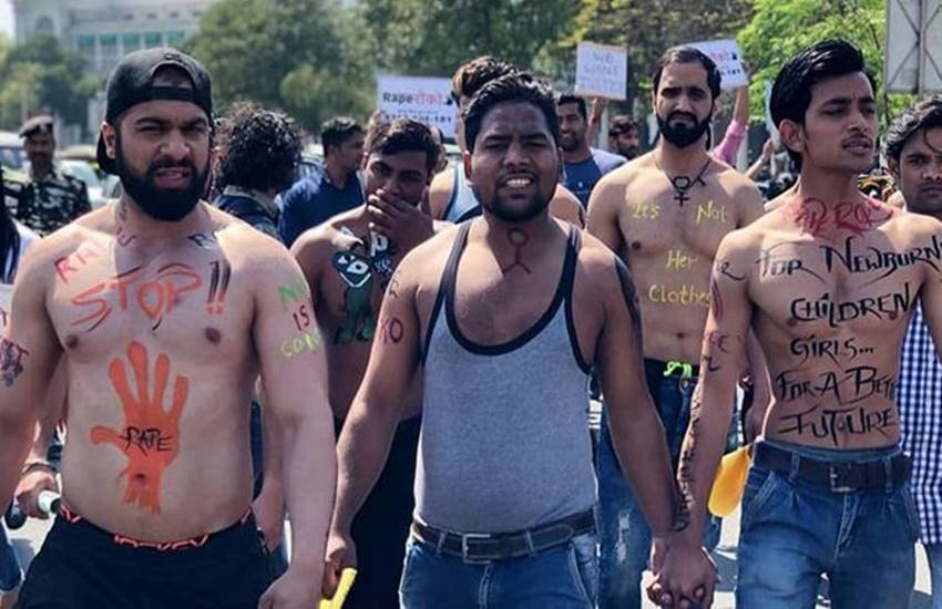 रैली में शामिल अर्जुन जोशी ने अपने शरीर पर टैटू बनवा कर यह संदेश देना चाहा कि असल में जो पुरुष हैं वो बलात्कार नहीं करते।(फोटो सोर्स- फेसबुक)