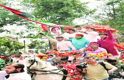 गोरखपुर और फूलपुर लोकसभा उपचुनाव में सपा की जीत के बाद जश्न में डूबे सपा कार्यकर्ता