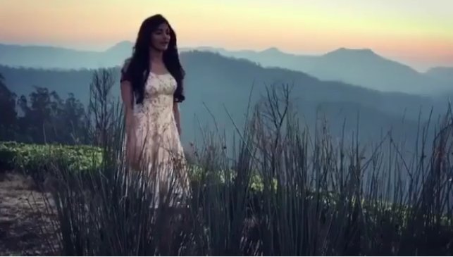 इस वीडियो शूट में पूजा हेगड़े उछलती हुईं नजर आती हैं।