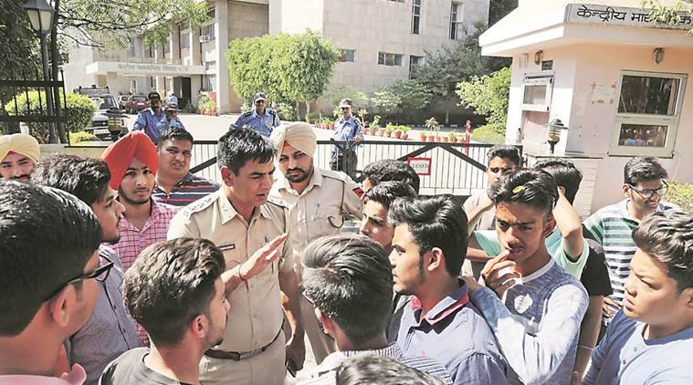 पुलिस ने सीबीएसई पर्चा लीक मामले में 60 लोग से पूछताछ की है। इनमें10 व्हाट्सएप ग्रुपों के एडमिन भी शामिल हैं।