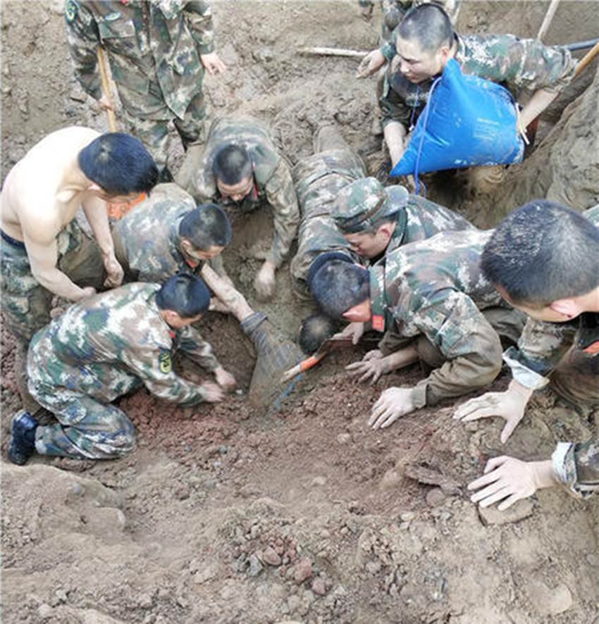 एक तस्वीर में मजदूर का पूरा धड़ जमीन में धंसा हुआ दिखाई देता है और उसका केवल सिर और बाईं ओर का कंधा और हाथ दिखाई देता हैं, जिसे पुलिसवालों ने पकड़ रखा है और बाकी के लोग मिट्टी को खोदते हुए दिखाई देते हैं। गार्जियन एलीट नाम के यूजर ने पीपल्स डेली की पोस्ट पर कमेंट किया है- ''हे ईश्वर, पुलिसवालों ने महान कार्य किया।'' (फोटो सोर्स- Twitter/People's Daily, China)