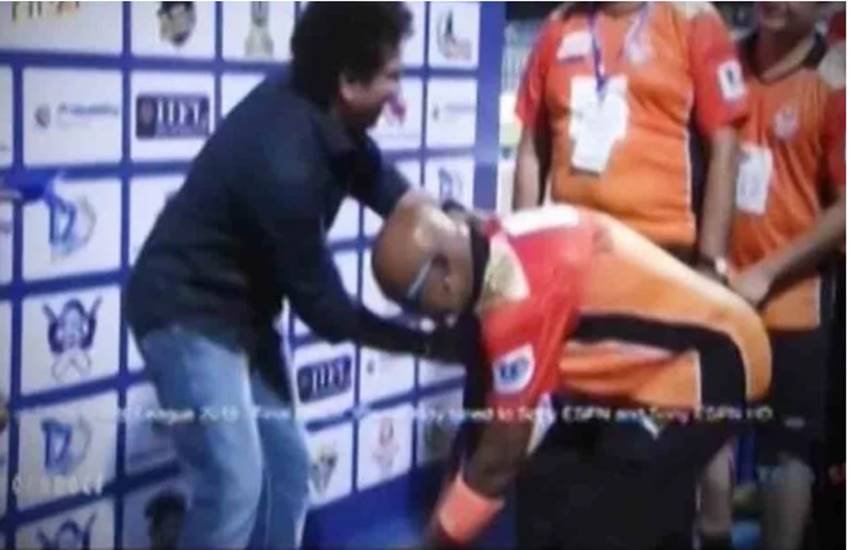 सचिन तेंदुलकर के पैर छूते विनोद कांबली। (Photo Courtesy: ABP news) सचिन तेंदुलकर के पैर छूते विनोद कांबली। (Photo Courtesy: ABP news)