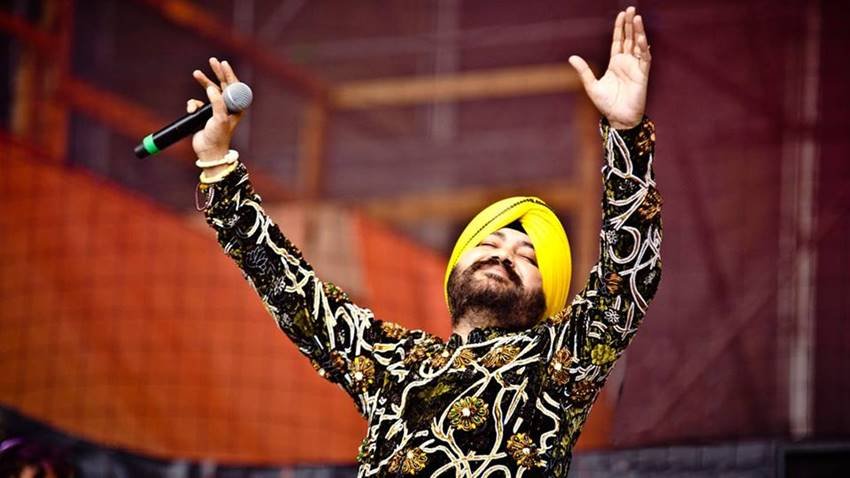 दलेर मेहंदी ने महज 13 साल की उम्र में 20 हजार लोगों के सामने लाइव परफॉर्मेंस कर उनका दिल जीत लिया था। लोग उनके बारे में कहने लगे थे वह जन्मजात कलाकार हैं।