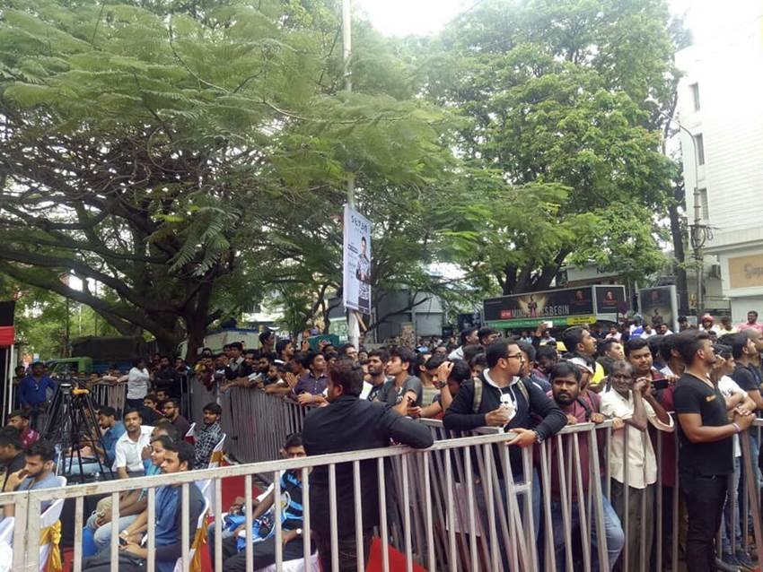 दक्षिण अफ्रीका के दौरे से लौटने के बाद धोनी ने श्रीलंका में खेली गई निदाहास ट्रॉफी से आराम लिया था। निदाहास ट्रॉफी को भारत ने रोहित शर्मा की कप्तानी में जीत लिया। (फोटो सोर्स- फेसबुक/Seven)