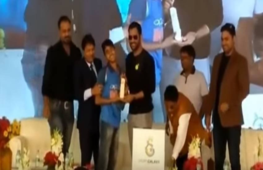 अवॉर्ड देते हुए महेंद्र सिंह धोनी। (फोटो सोर्स- यू-ट्यूब)