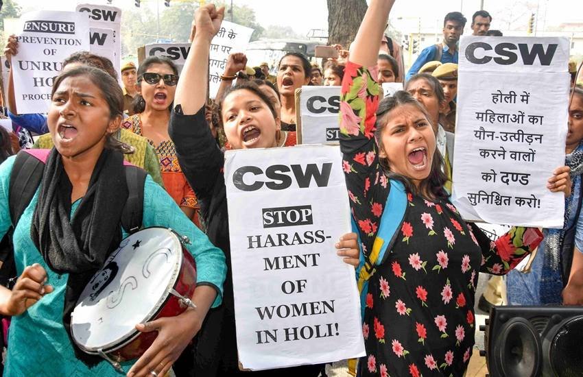 सीमन भरे गुब्बारे फेंके जाने की घटना के विरोध में दिल्ली के पुलिस मुख्यालय पर लड़कियों ने प्रदर्शन किया था सीमन भरे गुब्बारे फेंके जाने की घटना के विरोध में दिल्ली के पुलिस मुख्यालय पर लड़कियों ने प्रदर्शन किया था