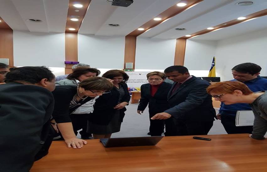 बोस्निया में भारत में चुनाव कराने के सिस्टम के बारे में जानकारी देते यूपी के आईएएस व आगरा के डीएम गौरव दयाल