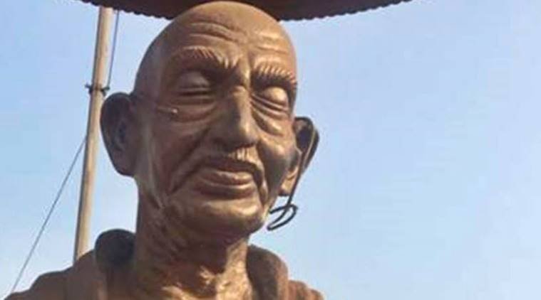 कन्नूर में स्थित महात्मा गांधी की मूर्ति के चश्मे को पहुंचाई गई क्षति 