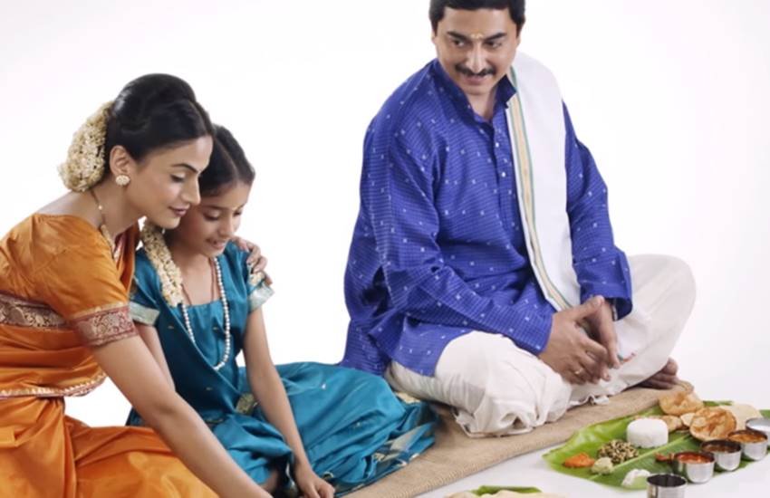 ayurveda hindi, eating on floor in hindi, eating on the floor culture in hindi, health benefits of sitting on the floor in hindi, eating on ground in hindi, ayurveda diet in hindi, ayurveda yoga in hindi, ayurveda remedies in hindi, sukhasana, yoga when eating in hindi, health news in hindi, jansatta