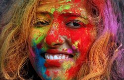 Holi 2018: होली के हानिकारक रंगों से बालों को बचाना है तो ऐसे इस्तेमाल करें नारियल का तेल