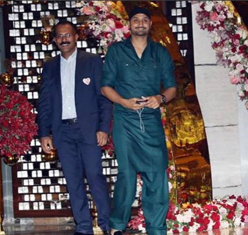 Ambani family,Mumbai, Siddhivinayak Temple, engagement ceremony, billionaire Mukesh Ambani, Akash Ambani, Shloka Mehta, Goa. Shloka, Russell Mehta, Nita Ambani, Mukesh Ambani, Reliance Industries, Shloka Mehta, Rosy Blue Diamonds, world's largest diamond trading companies, Bollywood News, Bollywood News in Hindi, News in Hindi, Entertenment news in Hindi, crime news, naitonal news, international news, trending news, twitter news, Viral story in Hindi, Latest news in Hindi, Jansatta