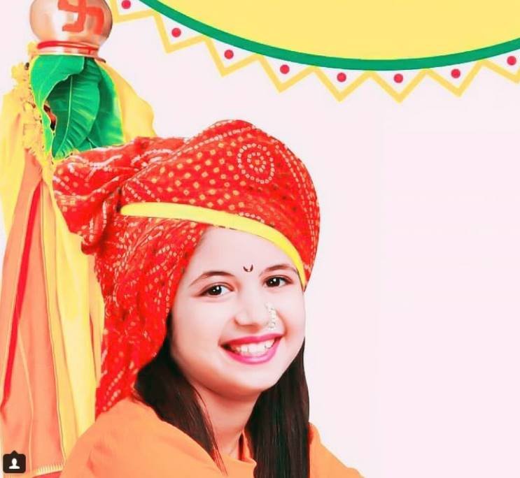 एथनिक लुक में हसंते हुए हर्षाली की ये तस्वीर भी सोशल मीडिया पर काफी पसंद की जा रही है। गुलाबी रंग के सूट में माथे पर बिंदी लगाए हर्षाली मल्होत्रा बेहद क्यूट लग रही हैं। हर्षाली की ये तस्वीर नवरात्री की पूजा के समय की है। जैसा कि आप उनके हाथों में पूजा की थाली देख सकते हैं।(Photo Source- Instagram)