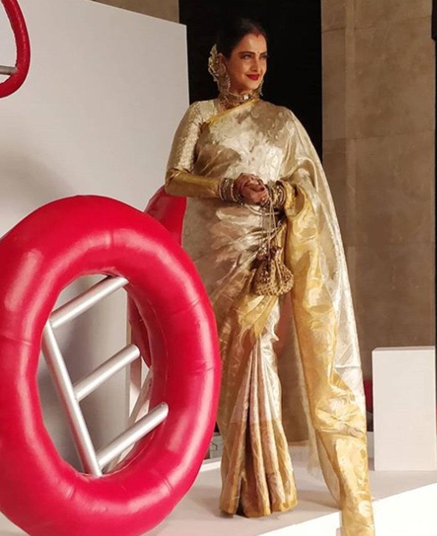 Hello Hall Of Fame Awards, Hello Hall Of Fame Awards 2018, Hello Hall Of Fame Awards blue carpet, Deepika Padukone, Rekha, Ranveer Singh, rajkumar rao, kriti senon, meera rajput, shah rukh khan, gauri khan, karan johar, sidharth malhotra, kriti kharbanda, nushrat bharucha, Hello Hall Of Fame Awards, celebs at Hello Hall Of Fame Awards, Hello Hall Of Fame Awards blue carpet, Shah Rukh Khan, entertainment, jansatta