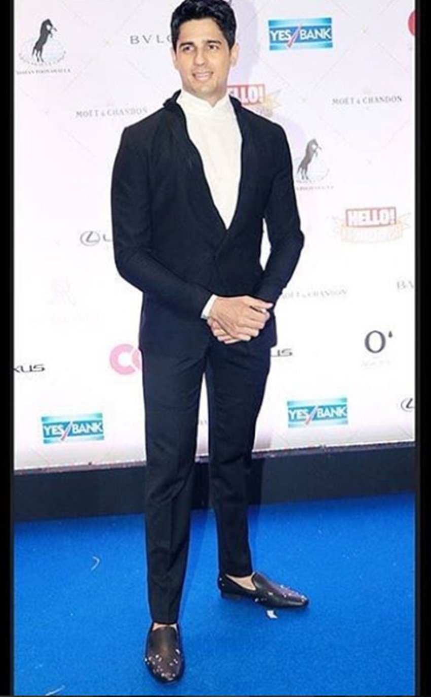 Hello Hall Of Fame Awards, Hello Hall Of Fame Awards 2018, Hello Hall Of Fame Awards blue carpet, Deepika Padukone, Rekha, Ranveer Singh, rajkumar rao, kriti senon, meera rajput, shah rukh khan, gauri khan, karan johar, sidharth malhotra, kriti kharbanda, nushrat bharucha, Hello Hall Of Fame Awards, celebs at Hello Hall Of Fame Awards, Hello Hall Of Fame Awards blue carpet, Shah Rukh Khan, entertainment, jansatta