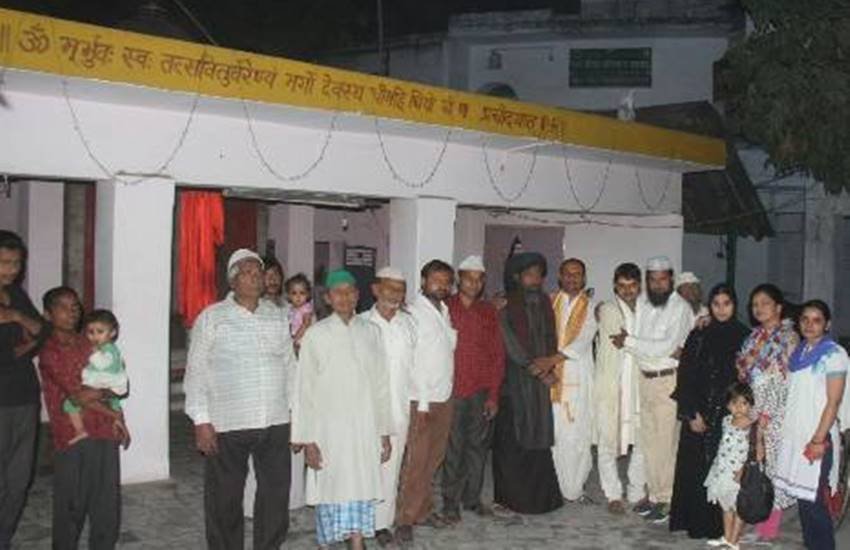 उत्तर प्रदेश में कानपुर सेंट्रल स्टेशन से लगभग चार किलोमीटर की दूरी पर टाटमिल चौराहे है जहां पर एक ही परिसर में मंदिर है और मस्जिद भी।