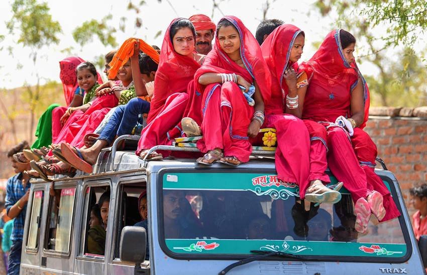 Bhagoria Haat festival, Bhagoria Haat festival to choose their life-partners, holi festival, jansatta photo gallery, Bheel tribal people, holi festival, trible marriage festival