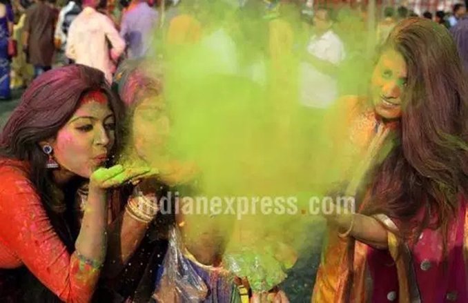 Happy Holi 2018: अपनी राशि के मुताबिक खरीदें गुलाल, जानिए किस राशि के लिए लकी होगा लाल गुलाल