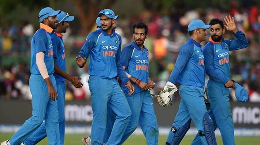 क्रिकेट के सबसे नए फटाफट वर्जन यानि कि टी-20 ने अपनी शुरूआत से ही हमें कई यादगार और रोमांचक मुकाबले दिए हैं। भारत, जैसी शक्तिशाली क्रिकेट टीम भी बीते कई सालों में अधिक मजबूत और सशक्त टीम के रूप में उभरकर सामने आई है। हाल ही में भारत ने एक बार फिर निदाहस ट्रॉफी-2018 अपने नाम करके दम दिखाया है। फिलहाल हम क्रिकेट के इस फटाफट संस्करण के इतिहास की कुछ यादगार जीतों को याद करेंगे। इस लिस्ट की शुरुआत जोहान्सबर्ग में मिली शानदार जीत से। (फोटो सोर्स- AP)