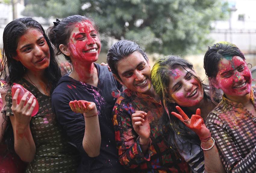 "Holi 2018, holi 2018, happy holi 2018, holi images, holi photos, holi live updates, holi messages, holi in collages, univercity students holi, college studnets holi