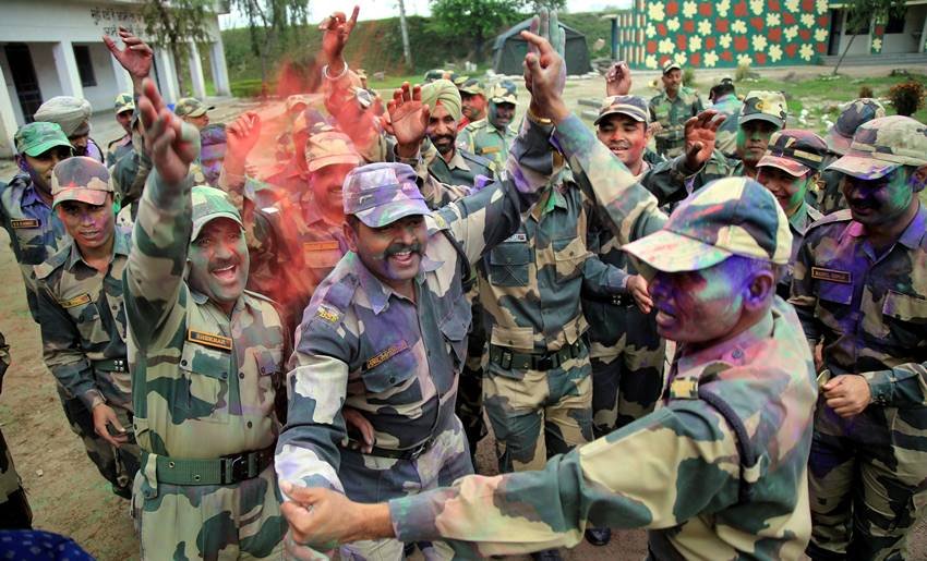 "Holi 2018, holi 2018, happy holi 2018, holi images, holi photos, holi live updates, holi messages, holi in collages, univercity students holi, college studnets holi