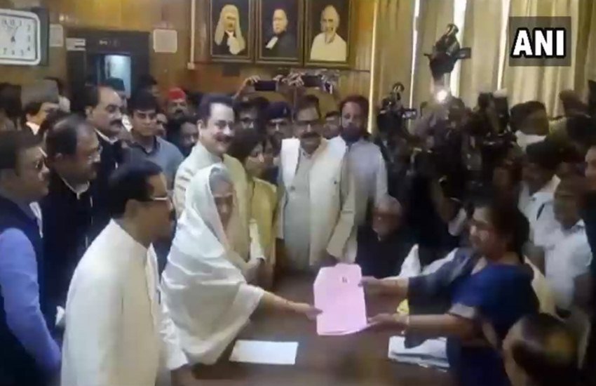 जया बच्‍चन ने शुक्रवार (9 मार्च) को लखनऊ में सपा की ओर से रज्‍यसभा के लिए नामांकन पत्र दाखिल किया। उनके साथ सुब्रत राय सहारा और सपा सांसद डिंपल यादव भी थीं। (फोटो सोर्स: एएनआई)