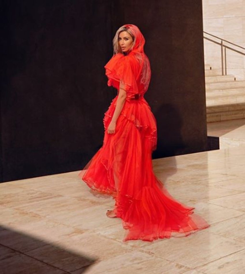 kim kardashian, kim kardashian photo, kim kardashian, kim kardashian bold photo, kim kardashian hot photo, kim kardashian, kim kardashian in saree, kim kardashian in red saree, kim kardashian ndian look, vogue magazine, Sabyasachi, entertainment, jansatta