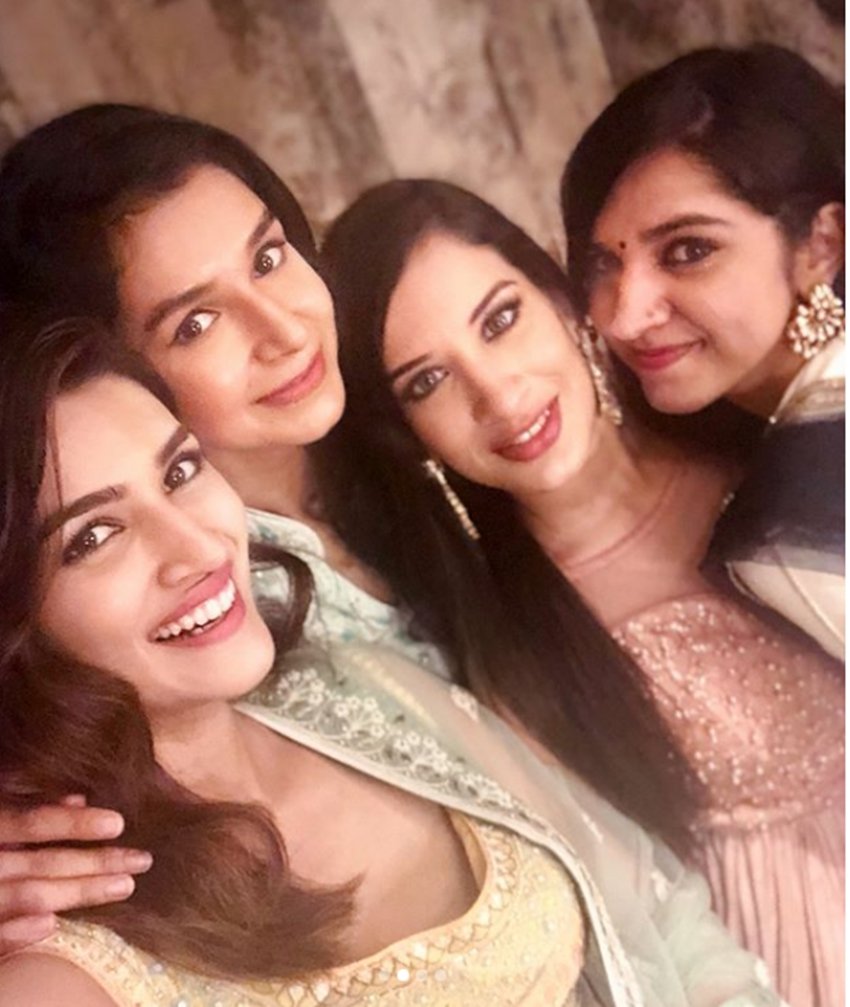 Kriti sanon friend wedding photo, wedding photo, Kriti sanon womaniya, kriti sanon signs womaniya, kriti sanon, kriti sanon films, kriti sanon taapsee pannu, kriti sanon affair, arjun patiala, diljit dosanjh, womaniya, Bollywood Photos, Latest Bollywood Photographs, Bollywood Images, Latest Bollywood photos