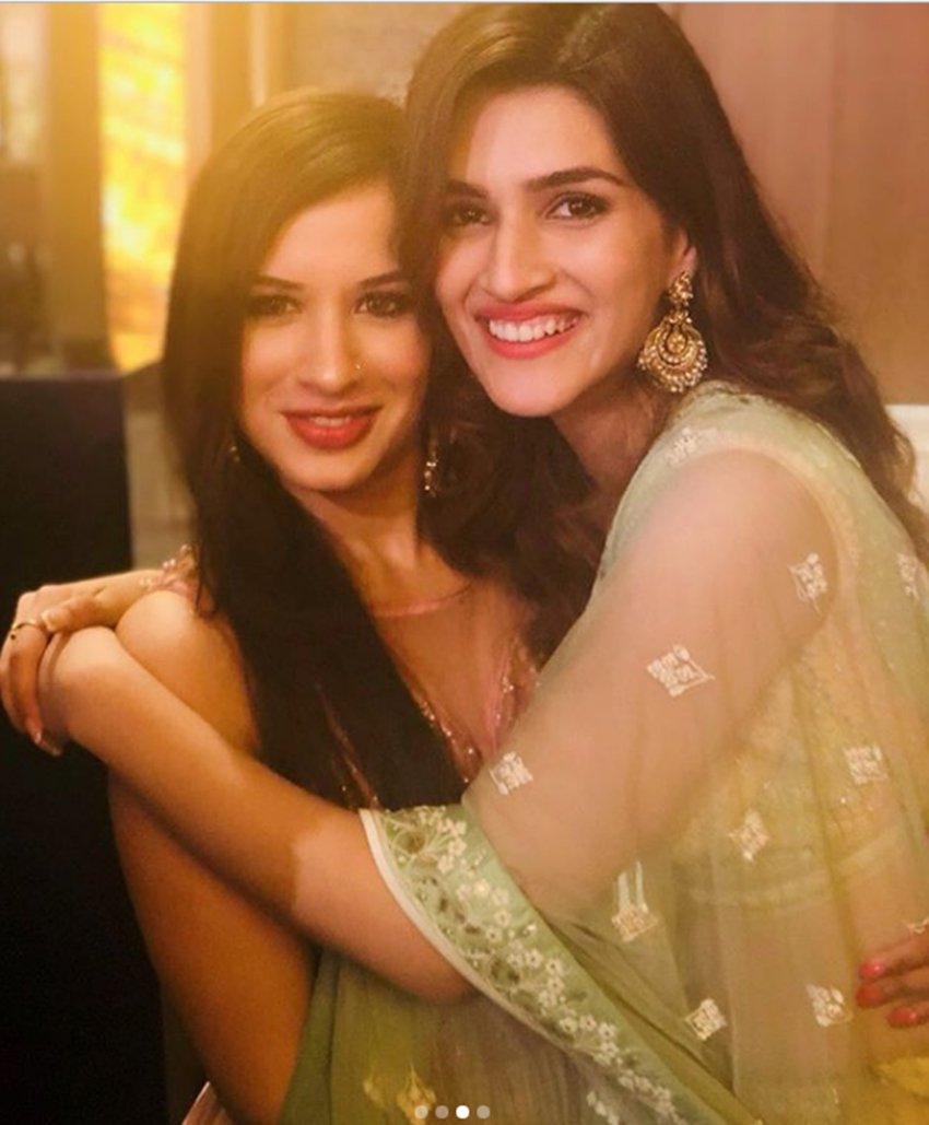 Kriti sanon friend wedding photo, wedding photo, Kriti sanon womaniya, kriti sanon signs womaniya, kriti sanon, kriti sanon films, kriti sanon taapsee pannu, kriti sanon affair, arjun patiala, diljit dosanjh, womaniya, Bollywood Photos, Latest Bollywood Photographs, Bollywood Images, Latest Bollywood photos