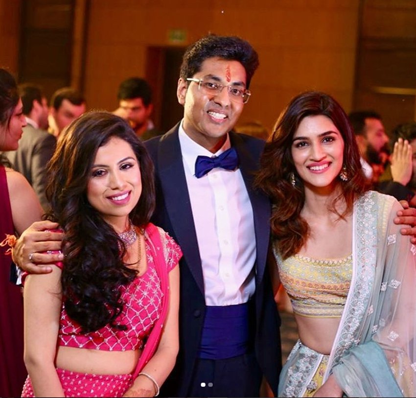 Kriti sanon friend wedding photo, wedding photo, Kriti sanon womaniya, kriti sanon signs womaniya, kriti sanon, kriti sanon films, kriti sanon taapsee pannu, kriti sanon affair, arjun patiala, diljit dosanjh, womaniya, Bollywood Photos, Latest Bollywood Photographs, Bollywood Images, Latest Bollywood photos