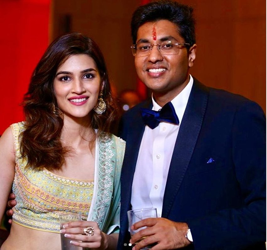 Kriti sanon friend wedding photo, wedding photo, Kriti sanon womaniya, kriti sanon signs womaniya, kriti sanon, kriti sanon films, kriti sanon taapsee pannu, kriti sanon affair, arjun patiala, diljit dosanjh, womaniya, Bollywood Photos, Latest Bollywood Photographs, Bollywood Images, Latest Bollywood photos