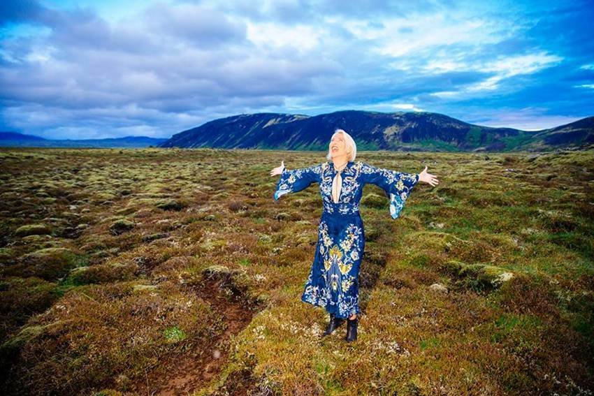 उन्होंने कहा- मुझे फिनलैंड के इस द्वीपसमूह के साथ प्यार हो गया। मेरे फिनलैंड के ब्वॉयफ्रेंड ने इस द्वीपसमूह से मेरा परिचय कराया था, जिसके बाद मैंने इसे खरीदा और फिर हम इसका नवीकरण करने लगे। (Photo Source - Facebook/SuperShe)