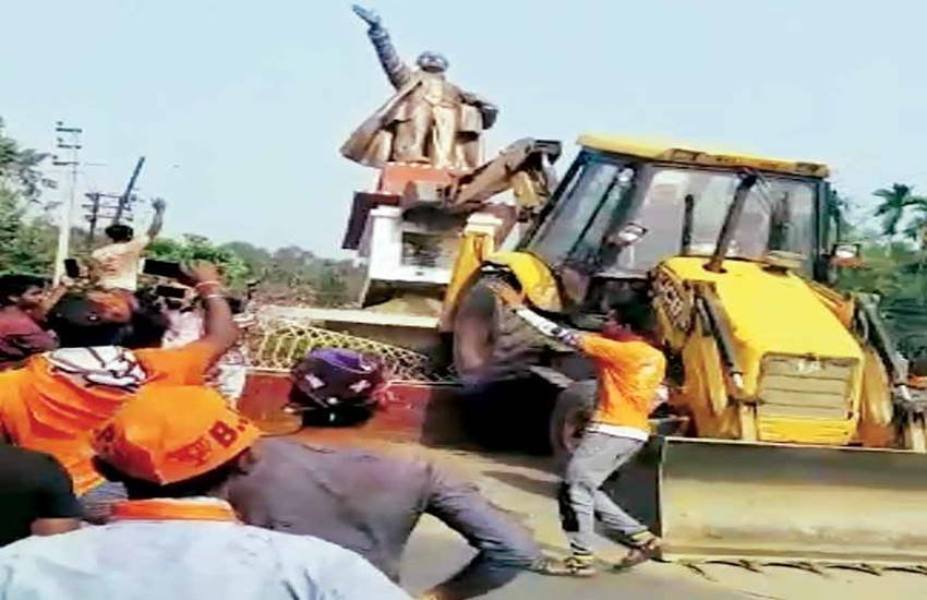त्रिपुरा में लेनिन की मूर्ति जेसीबी से ढहाने का आरोप बीजेपी कार्यकर्ताओं पर लगा है।
