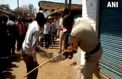 वीडियो: घर को आग लगाने का आरोप, पुलिसवाले ने लाठी से कर दी पिटाई