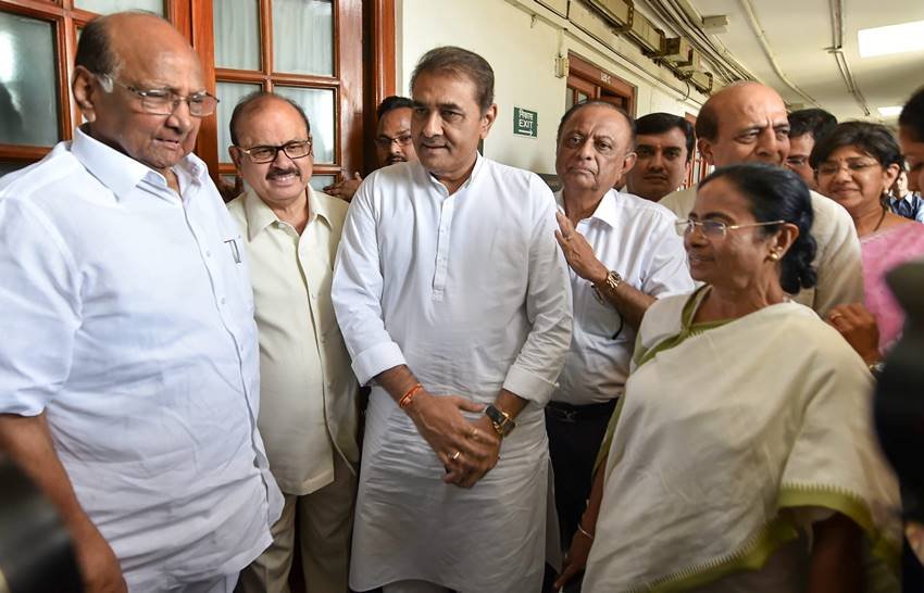 Trinmool Congress President, Mamta Banerjee, Anti BJP Front, Akhilesh Yadav, Mayawati, Sharad Pawar, BJP MP, Yashwant Sinha, Shtrughan Sinha, BJP Rebel
