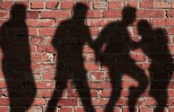 यूपी: महिला ने पुलिस में की शिकायत तो दबंगों ने दिनदहाड़े पीटा, पीड़ित की बेटी ने बनाया VIDEO