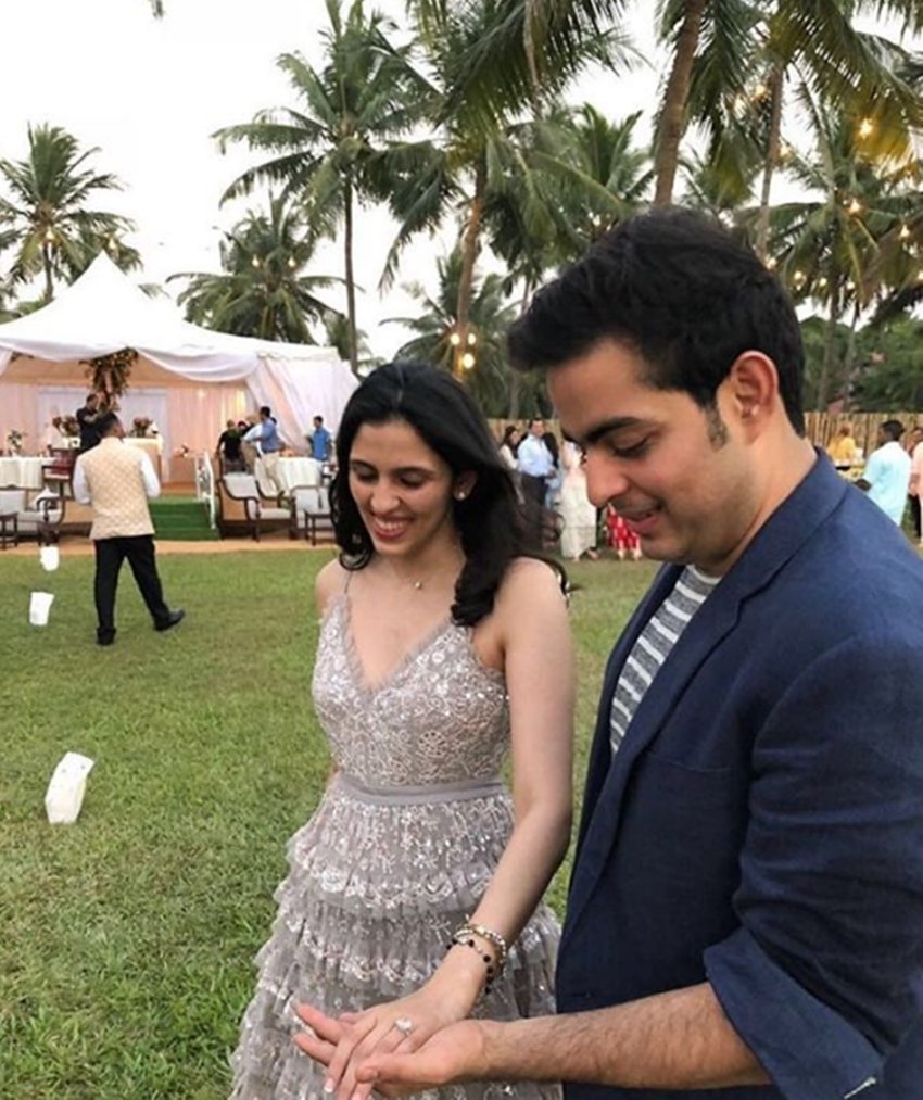 Ambani family,Mumbai, Siddhivinayak Temple, engagement ceremony, billionaire Mukesh Ambani, Akash Ambani, Shloka Mehta, Goa. Shloka, Russell Mehta, Nita Ambani, Mukesh Ambani, Reliance Industries, Shloka Mehta, Rosy Blue Diamonds, world's largest diamond trading companies, Bollywood News, Bollywood News in Hindi, News in Hindi, Entertenment news in Hindi, crime news, naitonal news, international news, trending news, twitter news, Viral story in Hindi, Latest news in Hindi, Jansatta