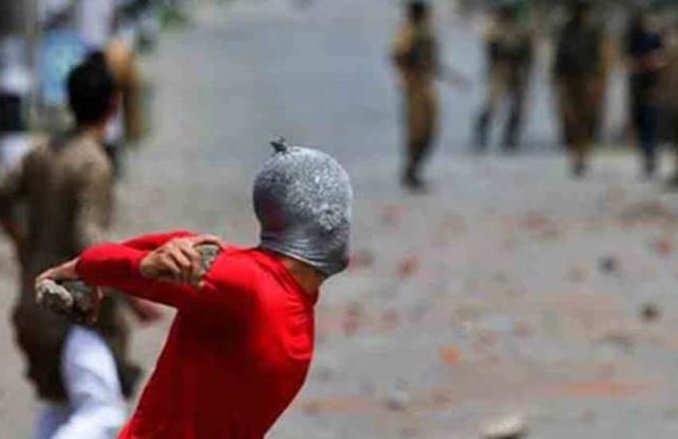 मां ने की हथियार छोड़ने की अपील, घर लौट आया कश्मीरी आतंकी