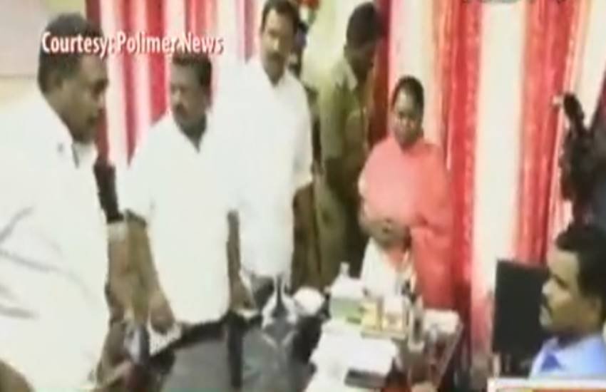 तमिलनाडु में विधायकों ने किया अफसर के साथ दुर्व्यवहार(वीडियो स्क्रीनशॉट) तमिलनाडु में विधायकों ने किया अफसर के साथ दुर्व्यवहार(वीडियो स्क्रीनशॉट)