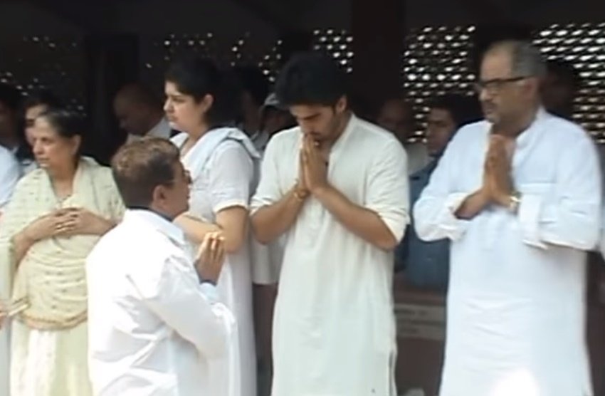 Mona Shourie Kapoor, Mona Shourie Kapoor photos, Mona Shourie Kapoor funeral, Mona Kapoors FUNERAL, Mona Shourie Kapoor funrel photos, Mona Shourie Kapoor Boney Kapoor wife, Boney Kapoor, Boney Kapoor wife mona kapoor, arjun kapoor, actor arjun kapoor, Boney Kapoor, sridevi, Boney Kapoor, janhavi kapoor, anshula kapoor, khushi kapoor, anil kapoor, sonam kapoor, entertainment, jansatta