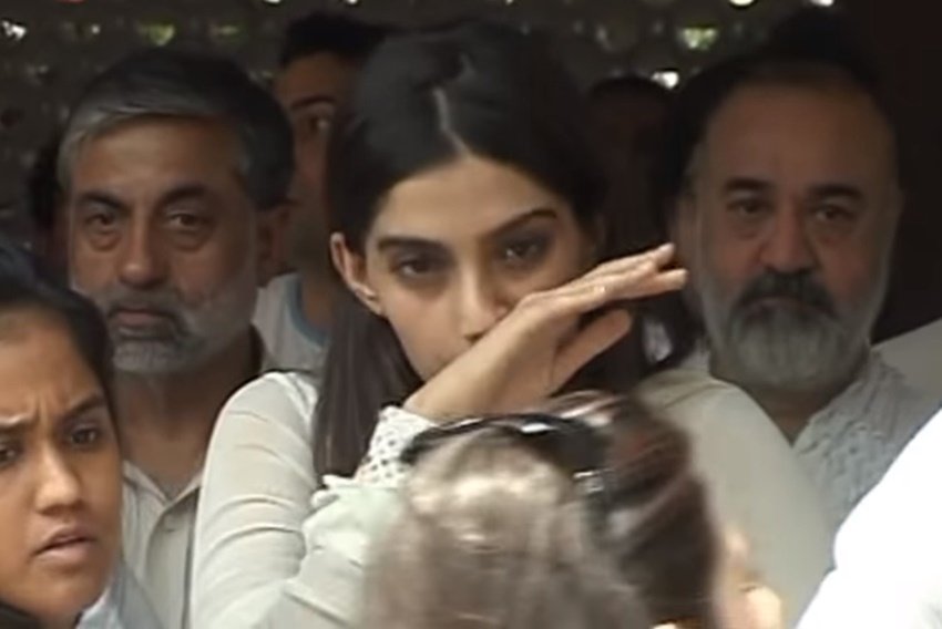 Mona Shourie Kapoor, Mona Shourie Kapoor photos, Mona Shourie Kapoor funeral, Mona Kapoors FUNERAL, Mona Shourie Kapoor funrel photos, Mona Shourie Kapoor Boney Kapoor wife, Boney Kapoor, Boney Kapoor wife mona kapoor, arjun kapoor, actor arjun kapoor, Boney Kapoor, sridevi, Boney Kapoor, janhavi kapoor, anshula kapoor, khushi kapoor, anil kapoor, sonam kapoor, entertainment, jansatta