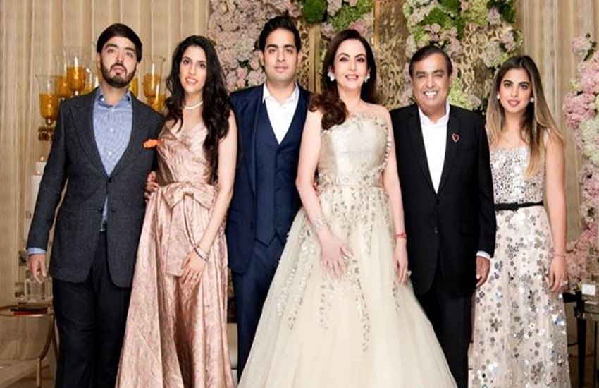 Ambani family,Mumbai, Siddhivinayak Temple, engagement ceremony, billionaire Mukesh Ambani, Akash Ambani, Shloka Mehta, Goa. Shloka, Russell Mehta, Nita Ambani, Mukesh Ambani, Reliance Industries, Shloka Mehta, Rosy Blue Diamonds, world, Bollywood News, Bollywood News in Hindi, News in Hindi, Entertenment news in Hindi, crime news, naitonal news, international news, trending news, twitter news, Viral story in Hindi, Latest news in Hindi, Jansatta