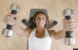 जिम में बहाते हैं पसीना तो जान लें सही डाइट और उसे लेने का सही समय