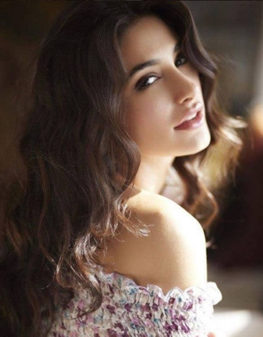 मॉडल से एक्ट्रेस बनीं नरगिस फाखरी को उनकी बेहतरीन फिटनेस और खूबसूरती के लिए जाना जाता है। अपने शरीर को फिट रखने के लिए वह काफी मेहनत करती हैं। इसके लिए वह एक स्ट्रिक्ट डाइट और फिटनस प्लान फॉलो करती हैं। अपनी फिल्म मैं तेरा हीरो के लिए उन्होंने महज 3 दिनों में 6 किलो वजन कम करने का कारनामा कर दिखाया था। बहुत से लोग नरगिस फाखरी के ब्यूटी और बॉडी फिटनेस का राज जानना चाहते हैं। तो चलिए आज हम आपको बताते हैं कि किन तरीकों की मदद से नरगिस अपने आपको फिट रखती हैं।